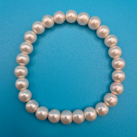 Elegantes Vintage-Perlenarmband in klassischem Weiß