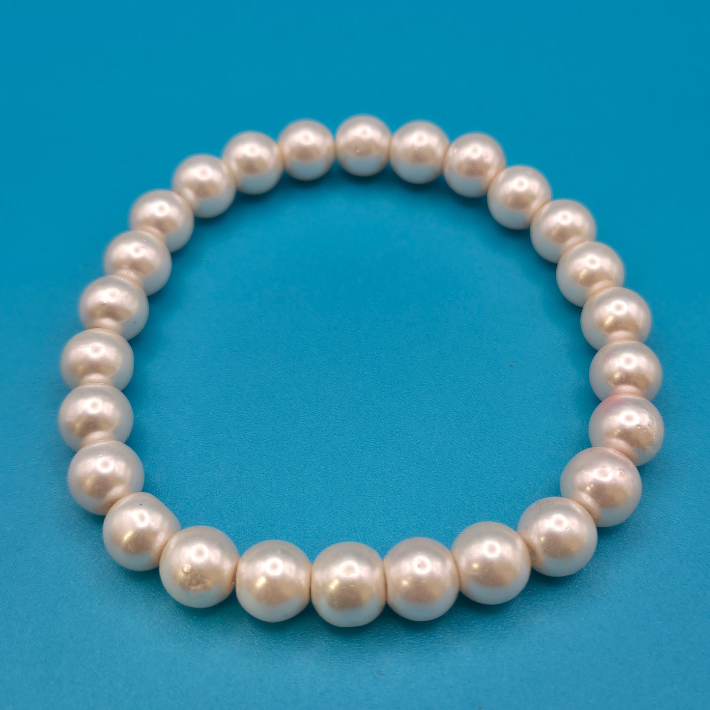 Elegantes Vintage-Perlenarmband in klassischem Weiß