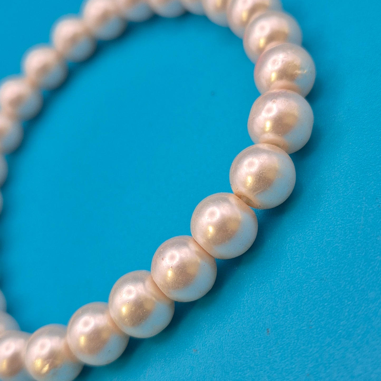 Elegantes Vintage-Perlenarmband in klassischem Weiß