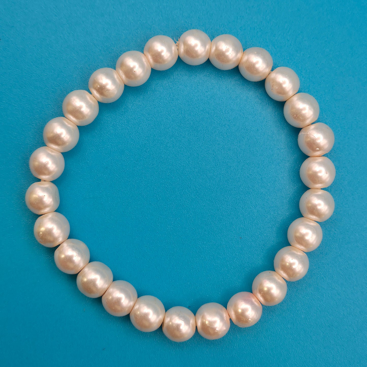 Elegantes Vintage-Perlenarmband in klassischem Weiß