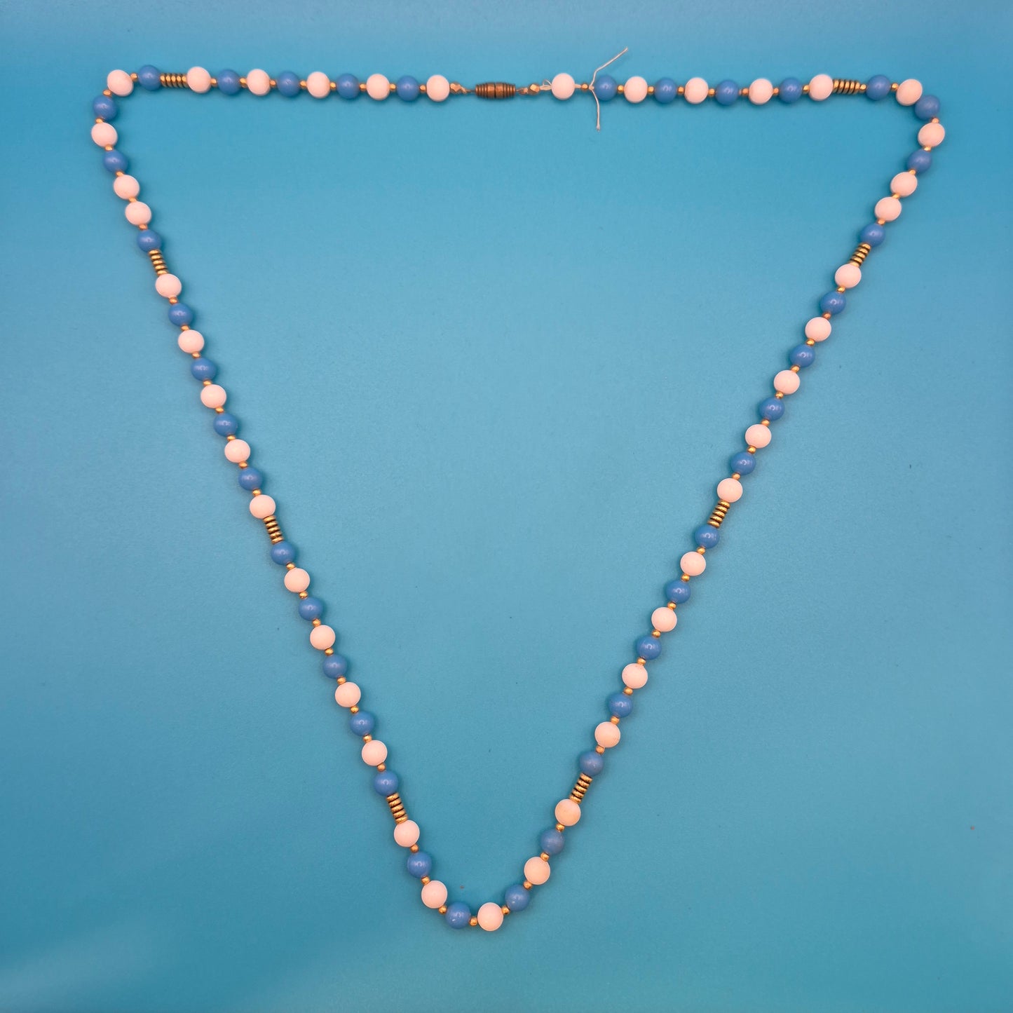 Vintage Perlenkette in Blau und Weiß mit goldenen Akzenten