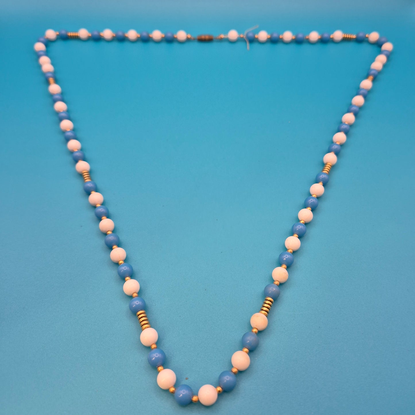 Vintage Perlenkette in Blau und Weiß mit goldenen Akzenten