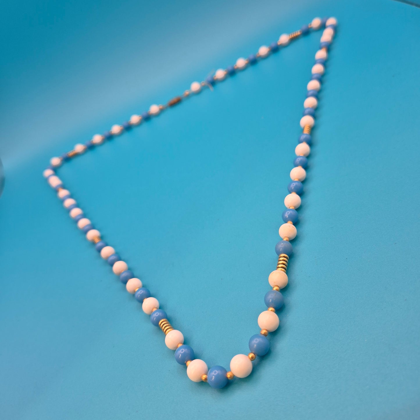 Vintage Perlenkette in Blau und Weiß mit goldenen Akzenten