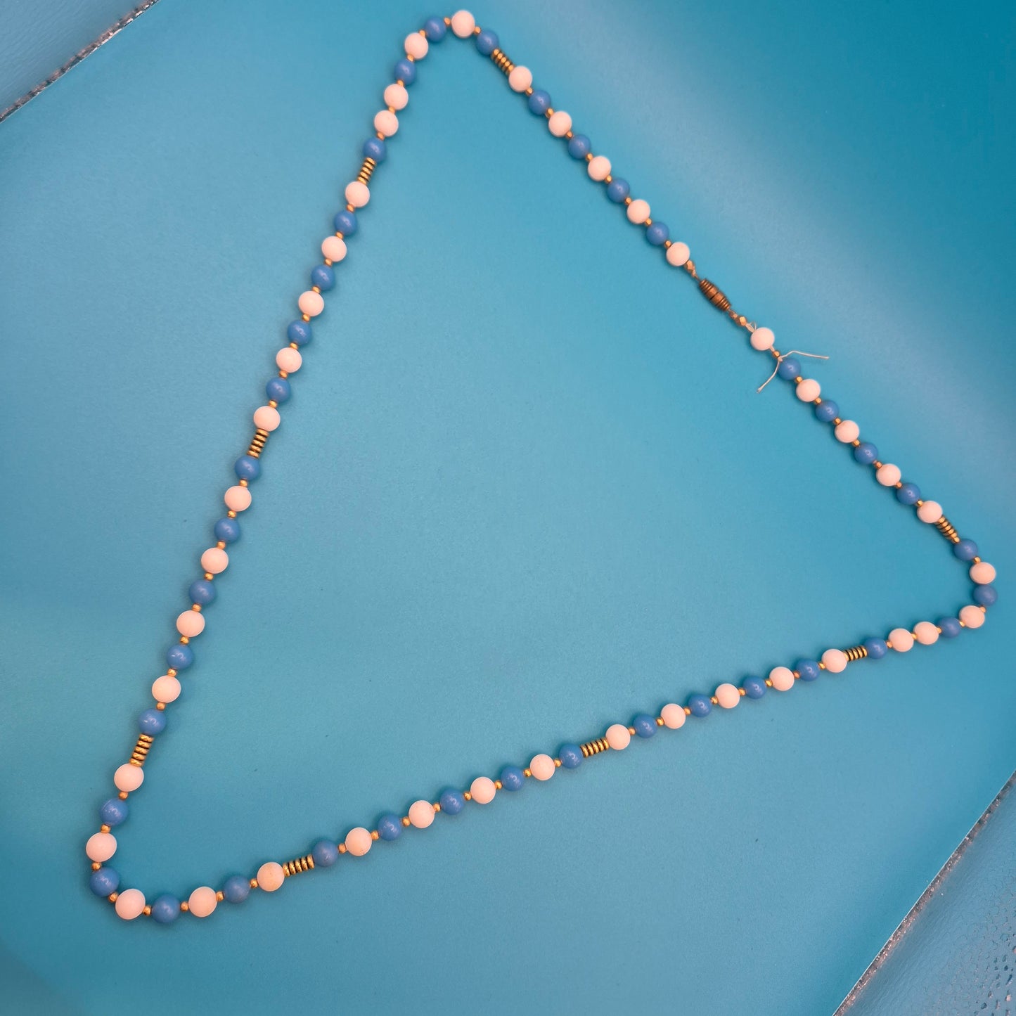 Vintage Perlenkette in Blau und Weiß mit goldenen Akzenten