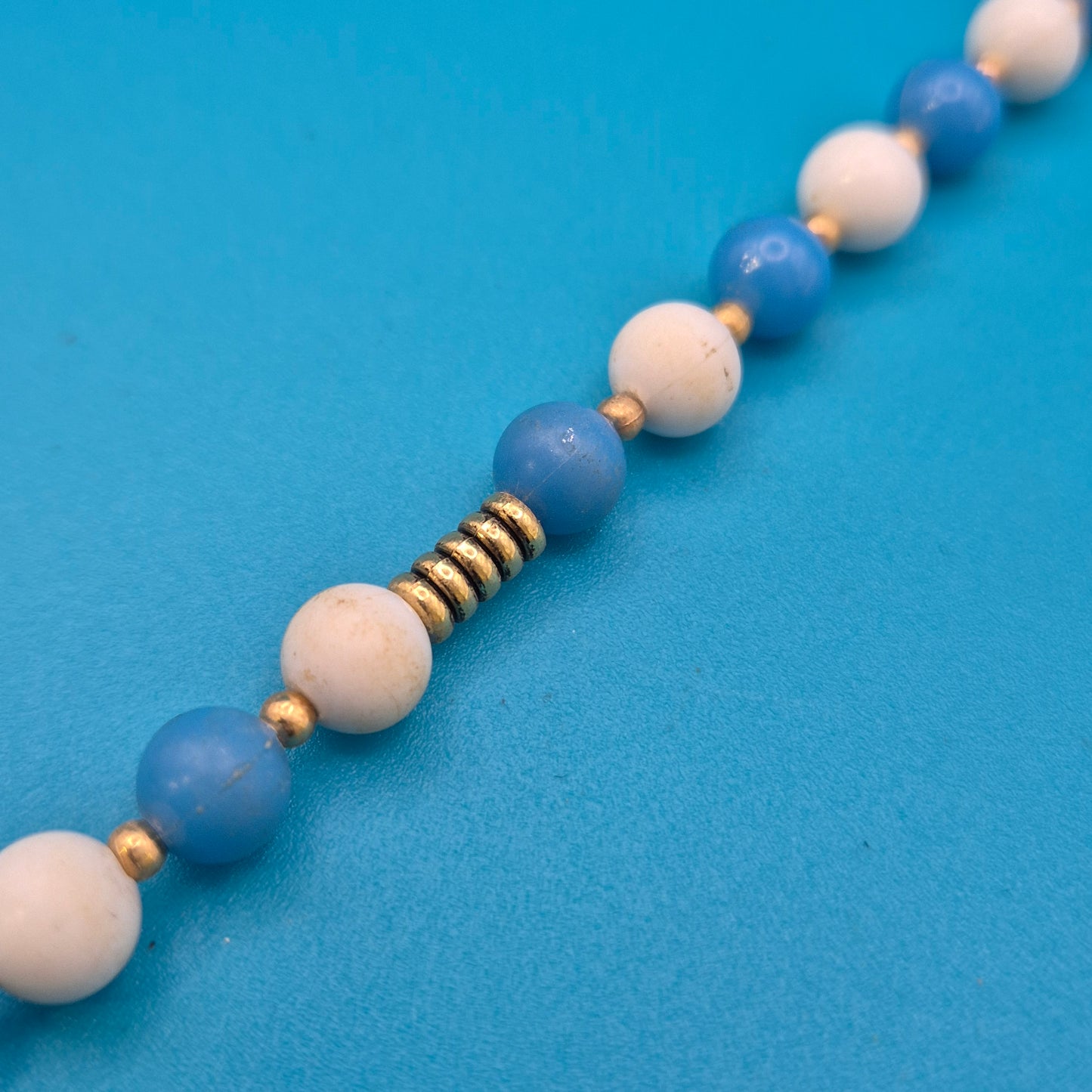 Vintage Perlenkette in Blau und Weiß mit goldenen Akzenten