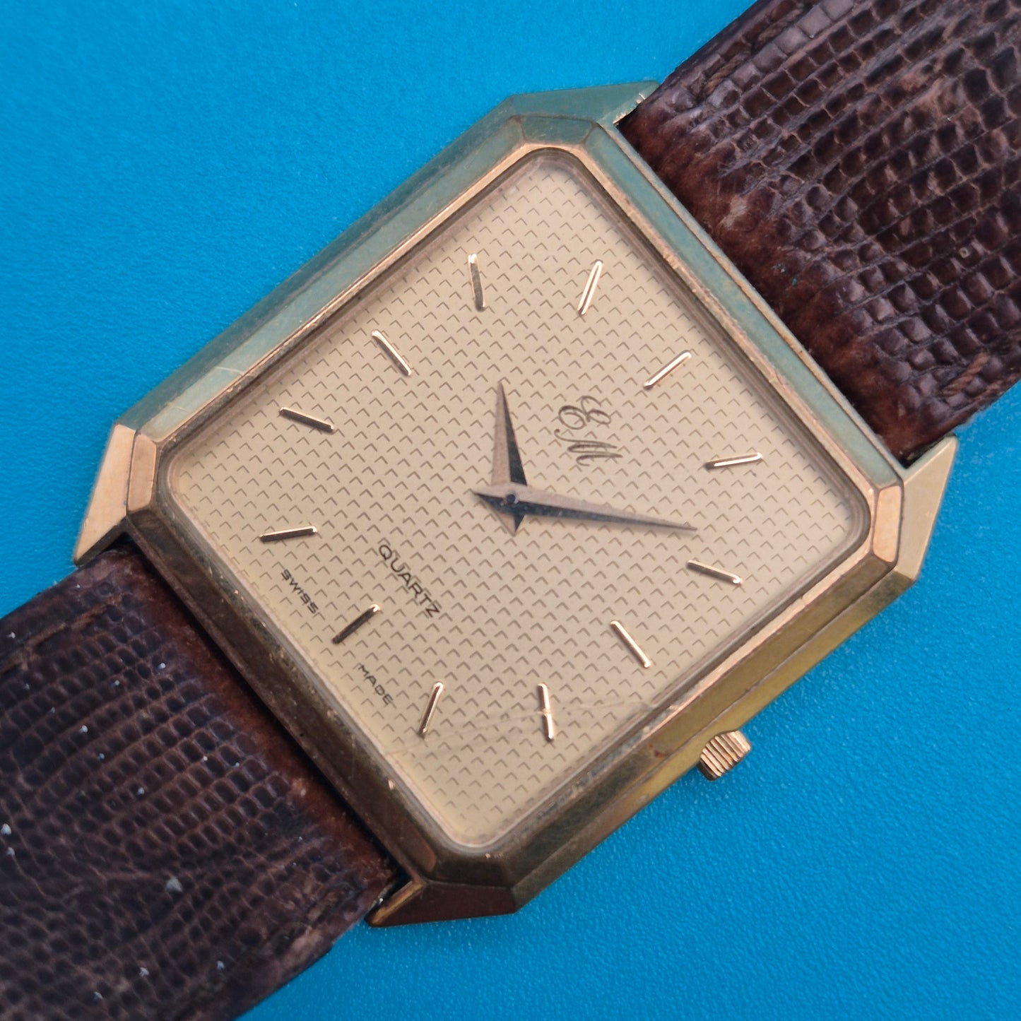 Elegante Vintage EM Quartz Armbanduhr mit Struktur-Zifferblatt Goldfarben