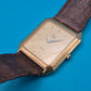 Elegante Vintage EM Quartz Armbanduhr mit Struktur-Zifferblatt Goldfarben