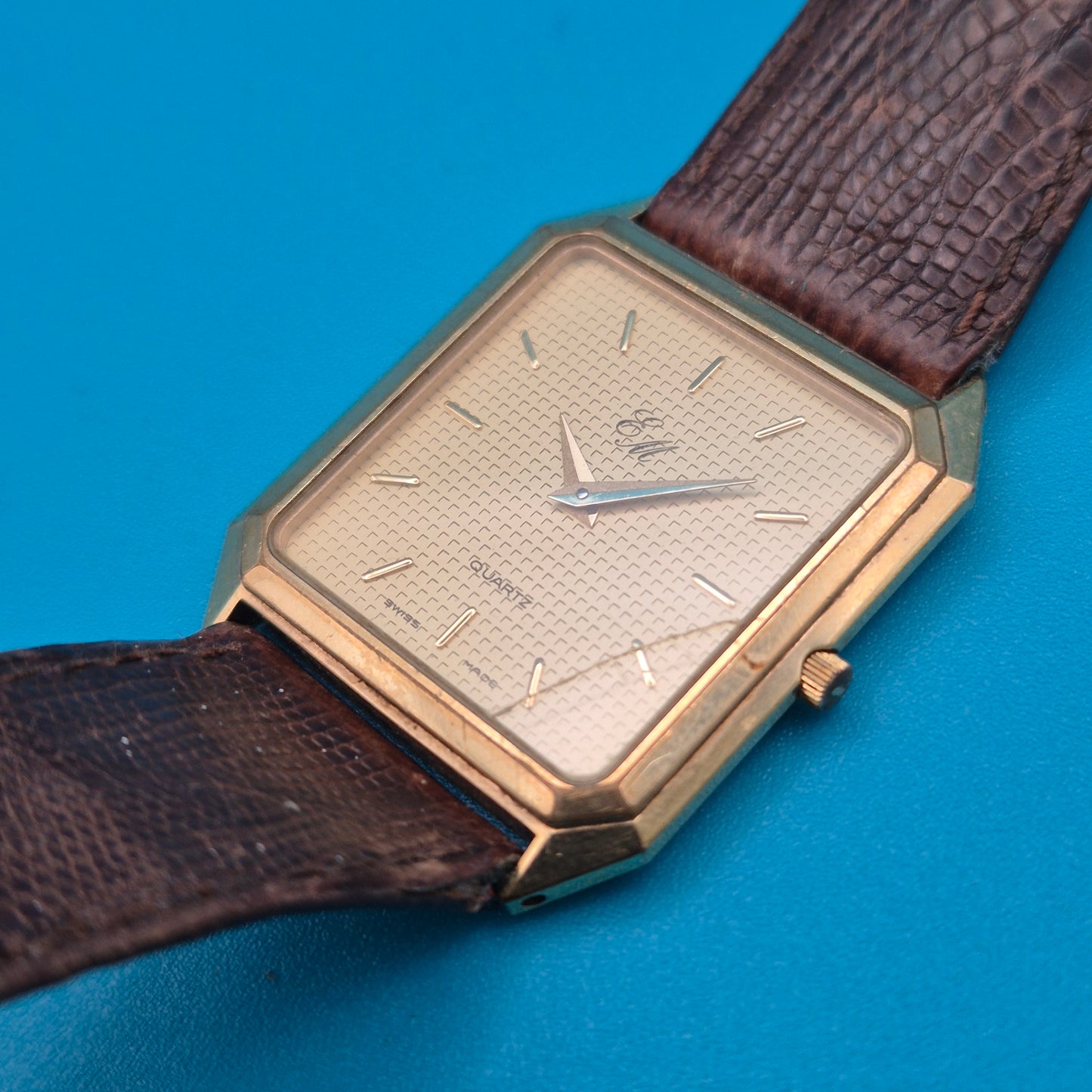 Elegante Vintage EM Quartz Armbanduhr mit Struktur-Zifferblatt Goldfarben