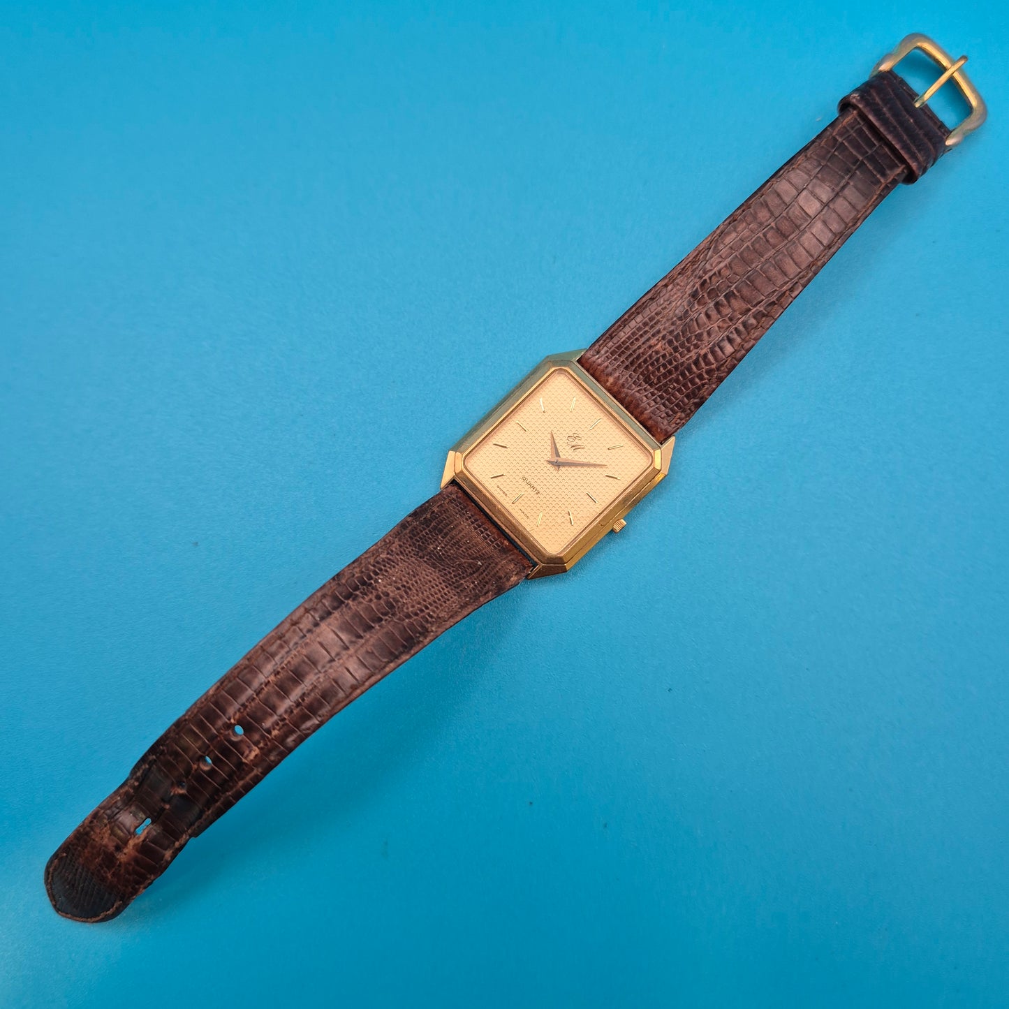 Elegante Vintage EM Quartz Armbanduhr mit Struktur-Zifferblatt Goldfarben