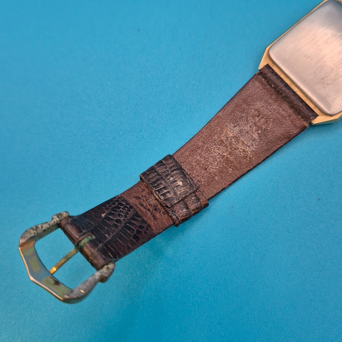 Elegante Vintage EM Quartz Armbanduhr mit Struktur-Zifferblatt Goldfarben