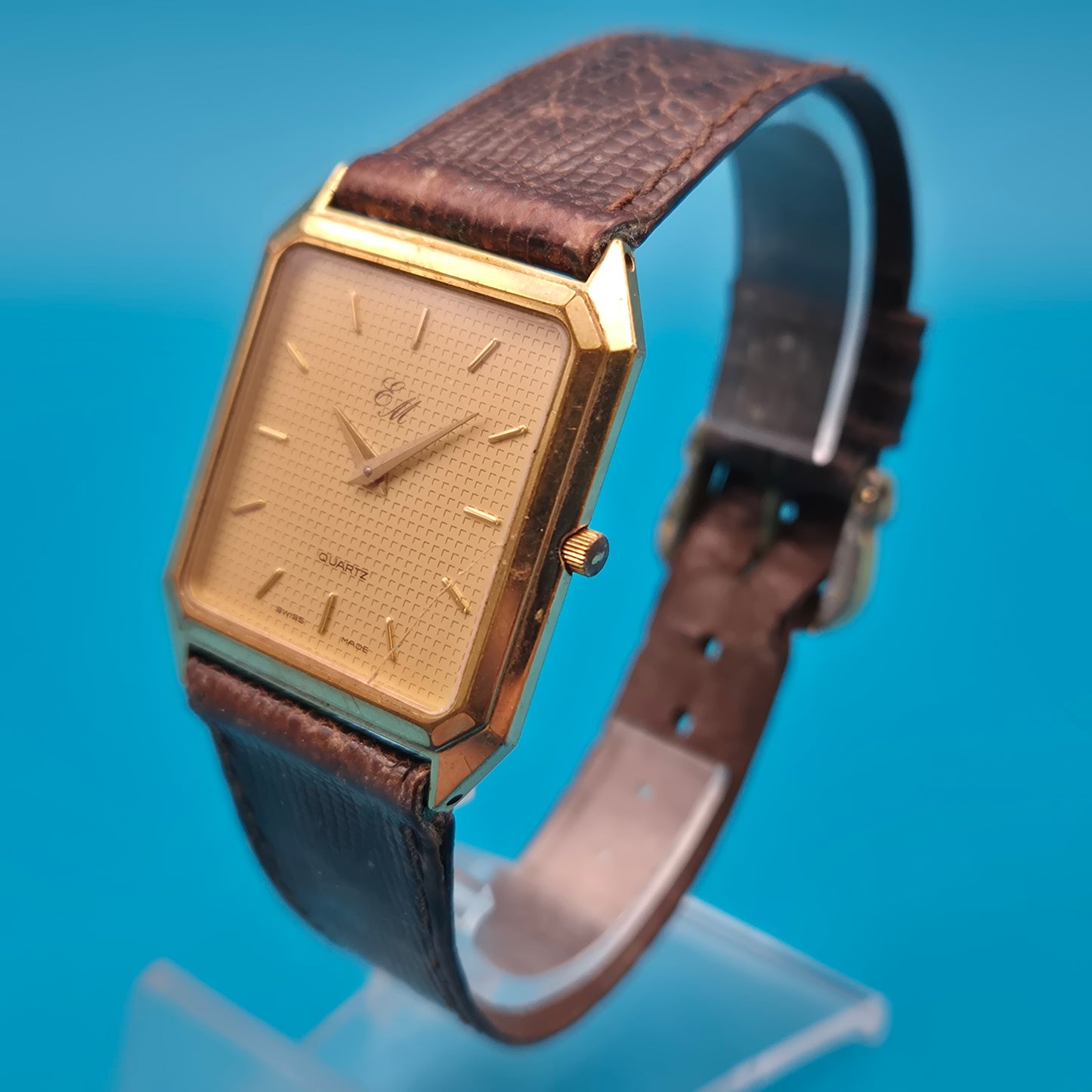 Elegante Vintage EM Quartz Armbanduhr mit Struktur-Zifferblatt Goldfarben