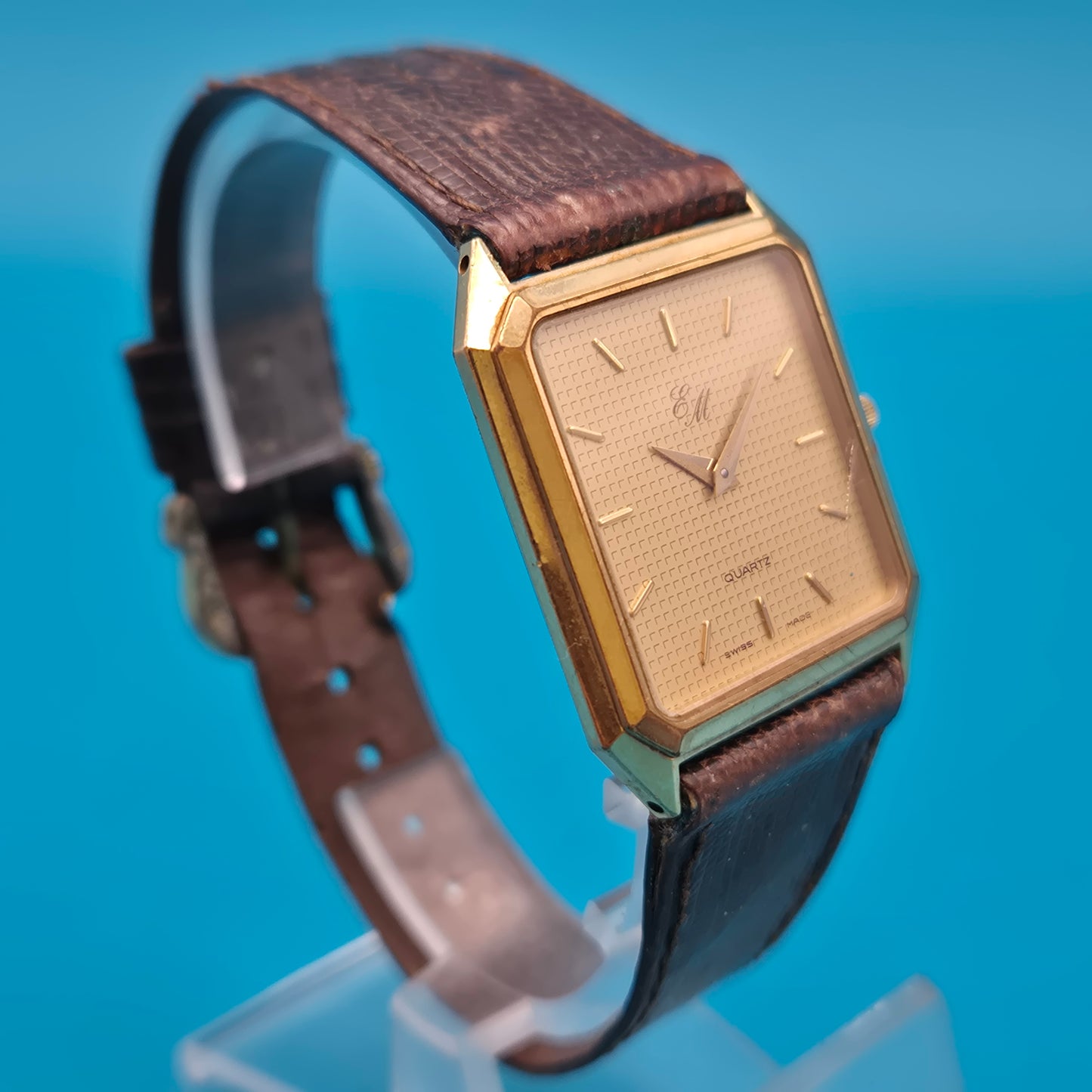 Elegante Vintage EM Quartz Armbanduhr mit Struktur-Zifferblatt Goldfarben