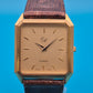 Elegante Vintage EM Quartz Armbanduhr mit Struktur-Zifferblatt Goldfarben