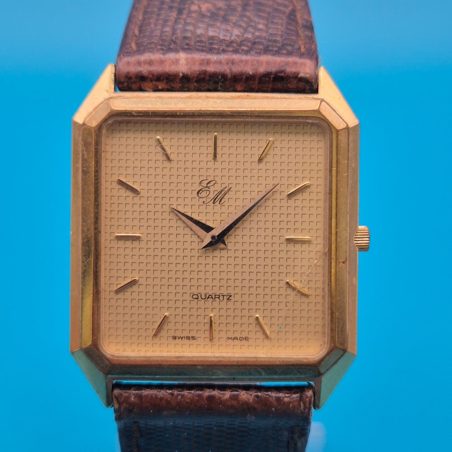 Elegante Vintage EM Quartz Armbanduhr mit Struktur-Zifferblatt Goldfarben