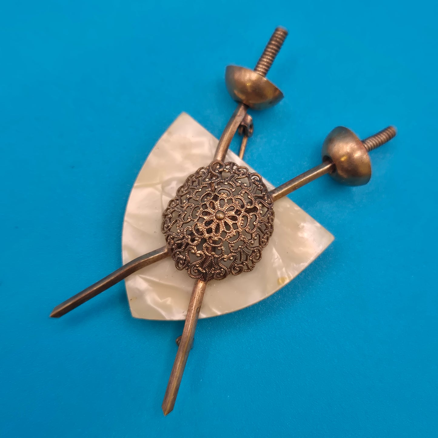 Vintage Fechter-Brosche mit Perlmutt-Schild und filigraner Filigran-Applikation