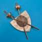 Vintage Fechter-Brosche mit Perlmutt-Schild und filigraner Filigran-Applikation