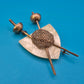 Vintage Fechter-Brosche mit Perlmutt-Schild und filigraner Filigran-Applikation