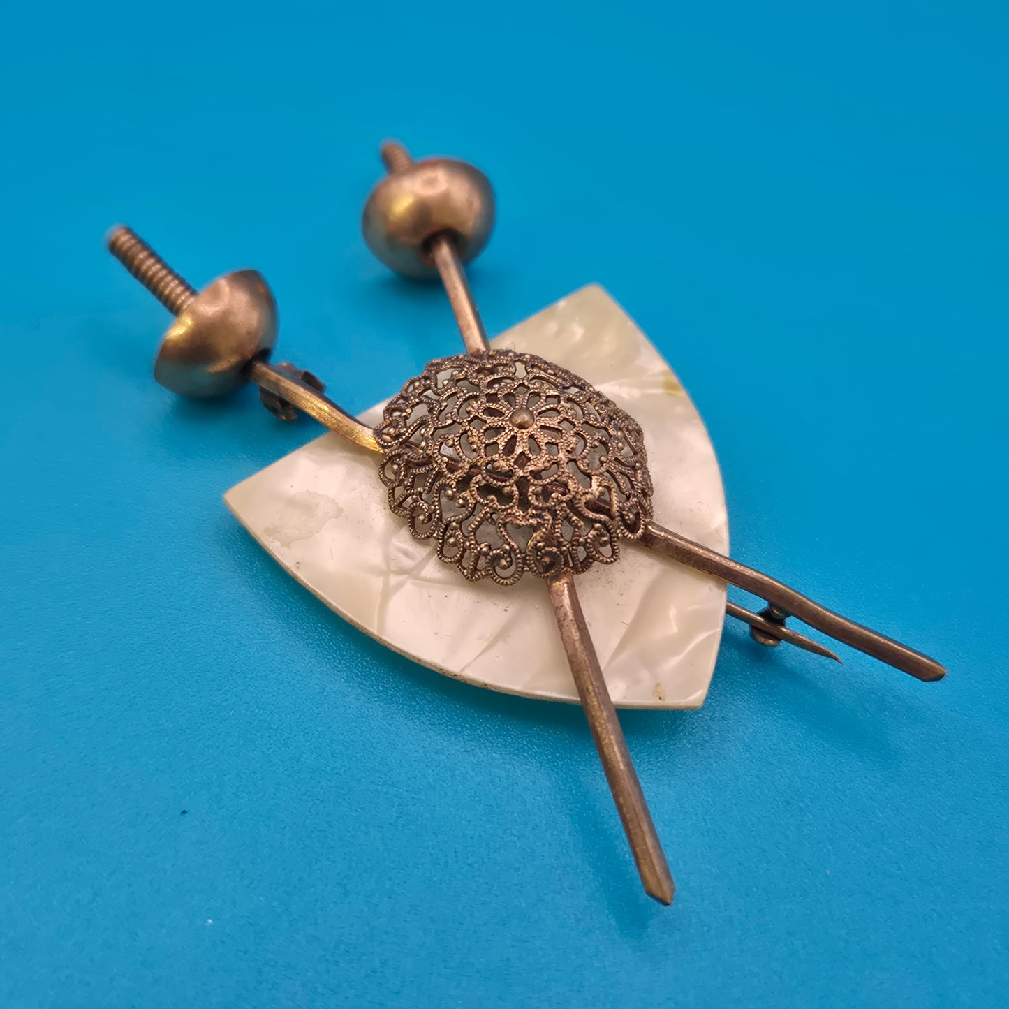 Vintage Fechter-Brosche mit Perlmutt-Schild und filigraner Filigran-Applikation