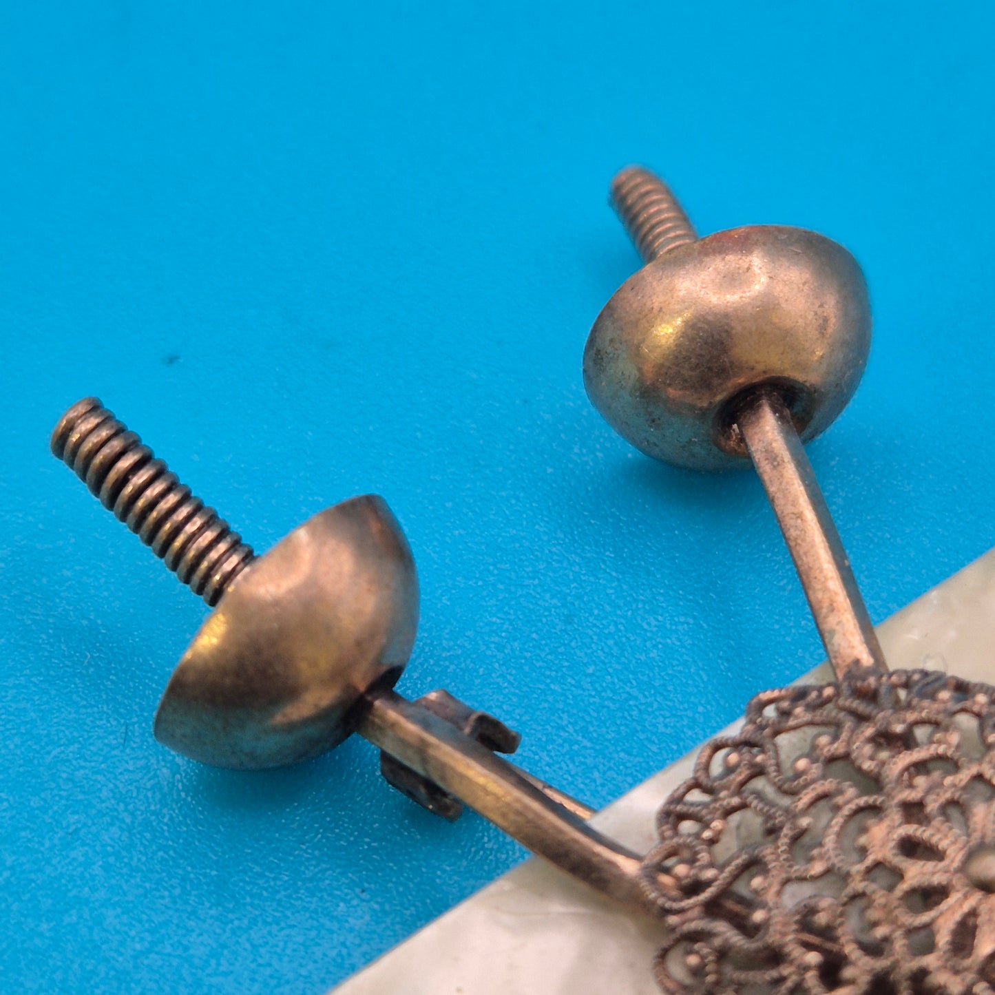 Vintage Fechter-Brosche mit Perlmutt-Schild und filigraner Filigran-Applikation