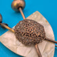 Vintage Fechter-Brosche mit Perlmutt-Schild und filigraner Filigran-Applikation