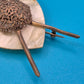 Vintage Fechter-Brosche mit Perlmutt-Schild und filigraner Filigran-Applikation