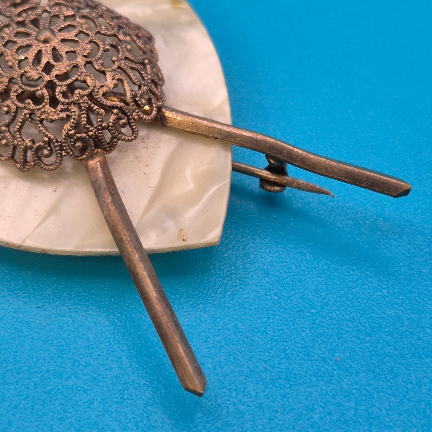 Vintage Fechter-Brosche mit Perlmutt-Schild und filigraner Filigran-Applikation