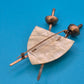 Vintage Fechter-Brosche mit Perlmutt-Schild und filigraner Filigran-Applikation