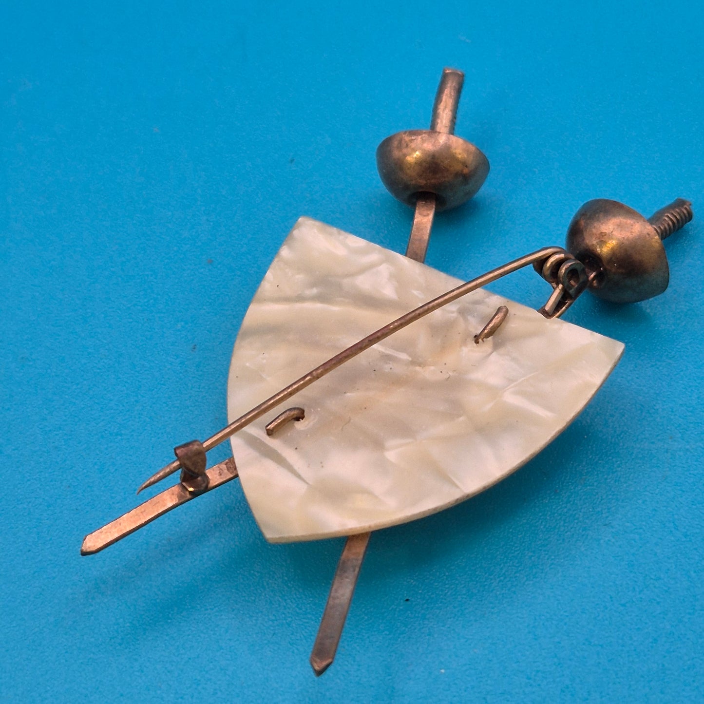 Vintage Fechter-Brosche mit Perlmutt-Schild und filigraner Filigran-Applikation