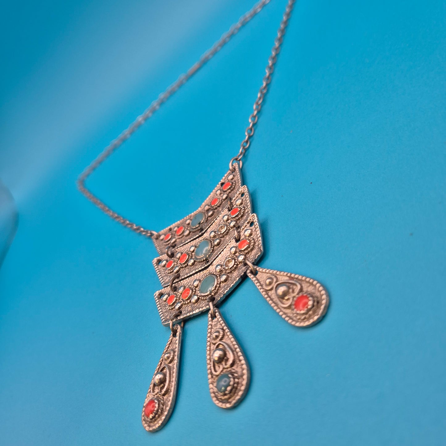 Vintage Statement-Kette im Ethno-Stil mit Korallen- und Türkis-Akzenten