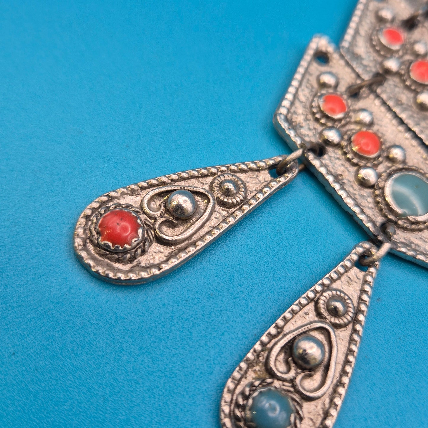 Vintage Statement-Kette im Ethno-Stil mit Korallen- und Türkis-Akzenten