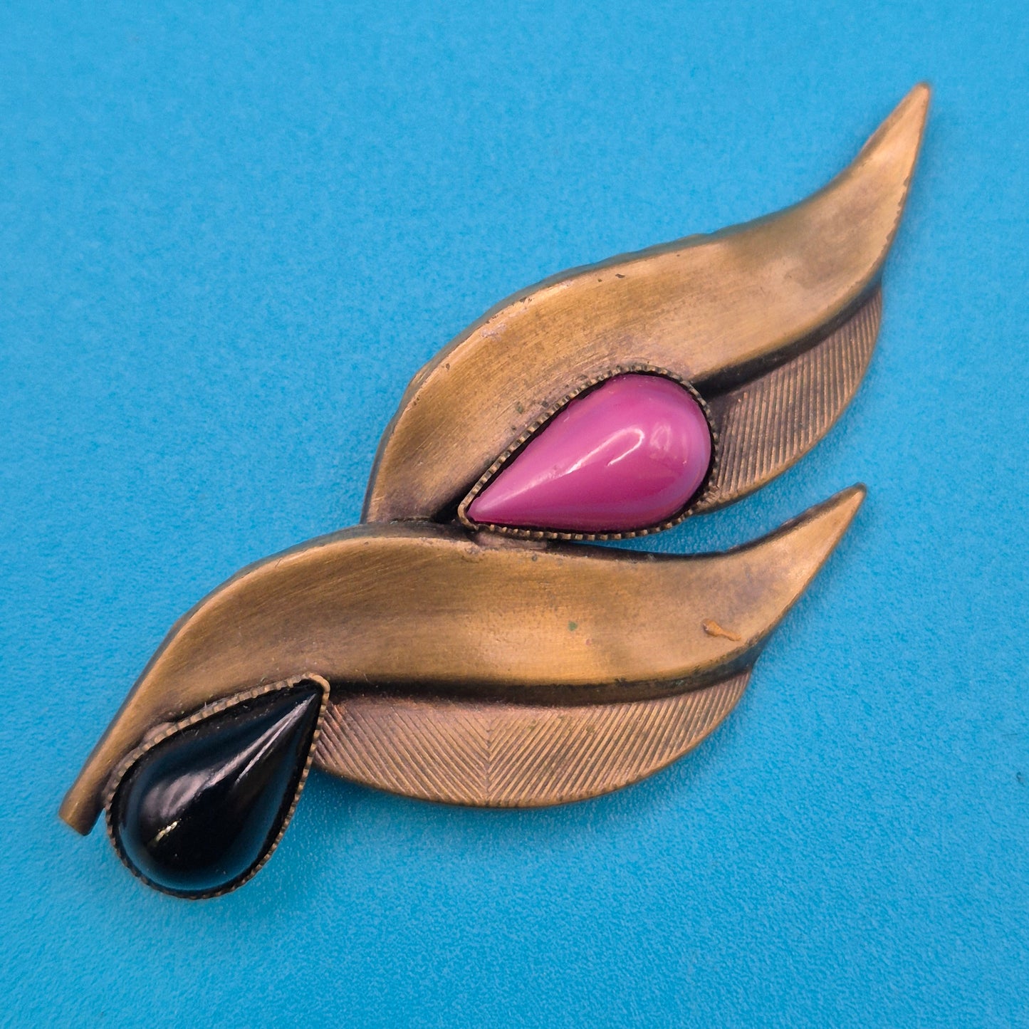 Vintage Statement-Brosche in Messing mit rosa und schwarzem Cabochon-Stein