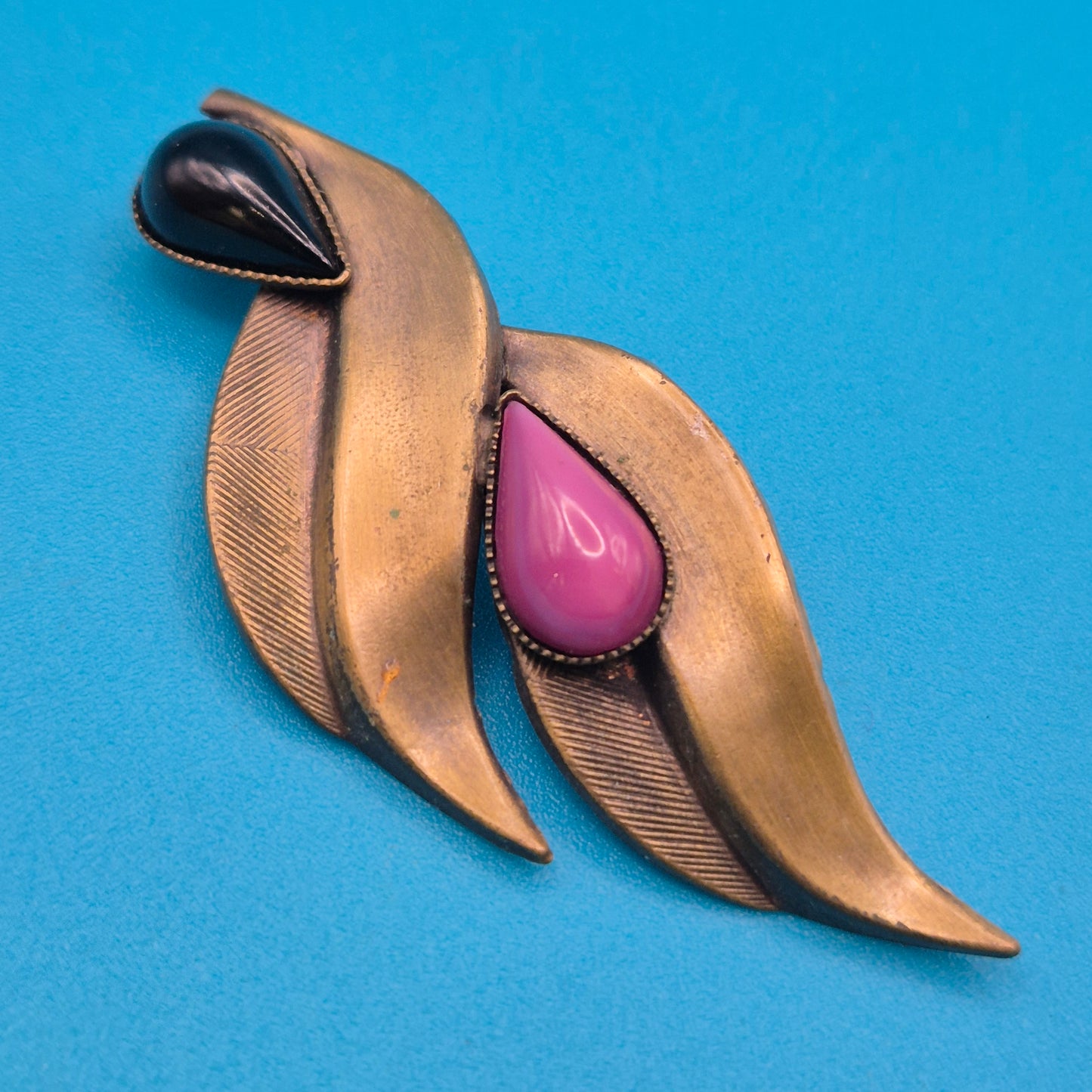 Vintage Statement-Brosche in Messing mit rosa und schwarzem Cabochon-Stein