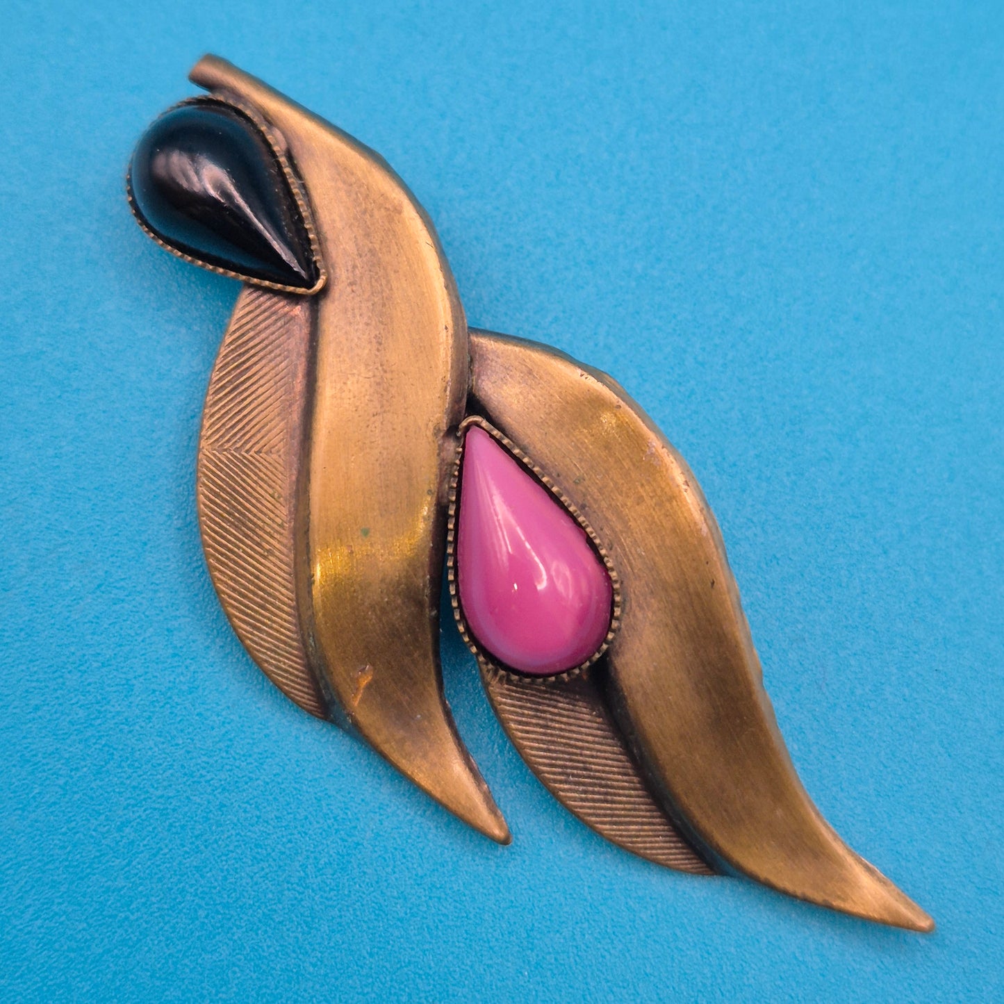 Vintage Statement-Brosche in Messing mit rosa und schwarzem Cabochon-Stein