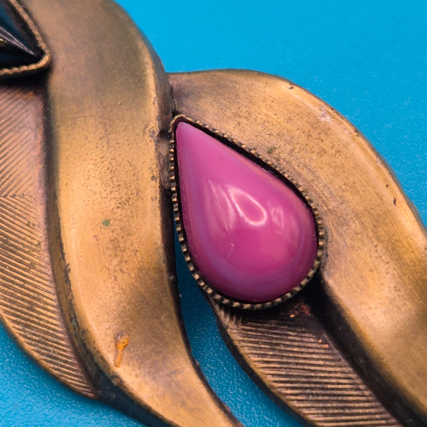 Vintage Statement-Brosche in Messing mit rosa und schwarzem Cabochon-Stein