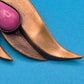 Vintage Statement-Brosche in Messing mit rosa und schwarzem Cabochon-Stein