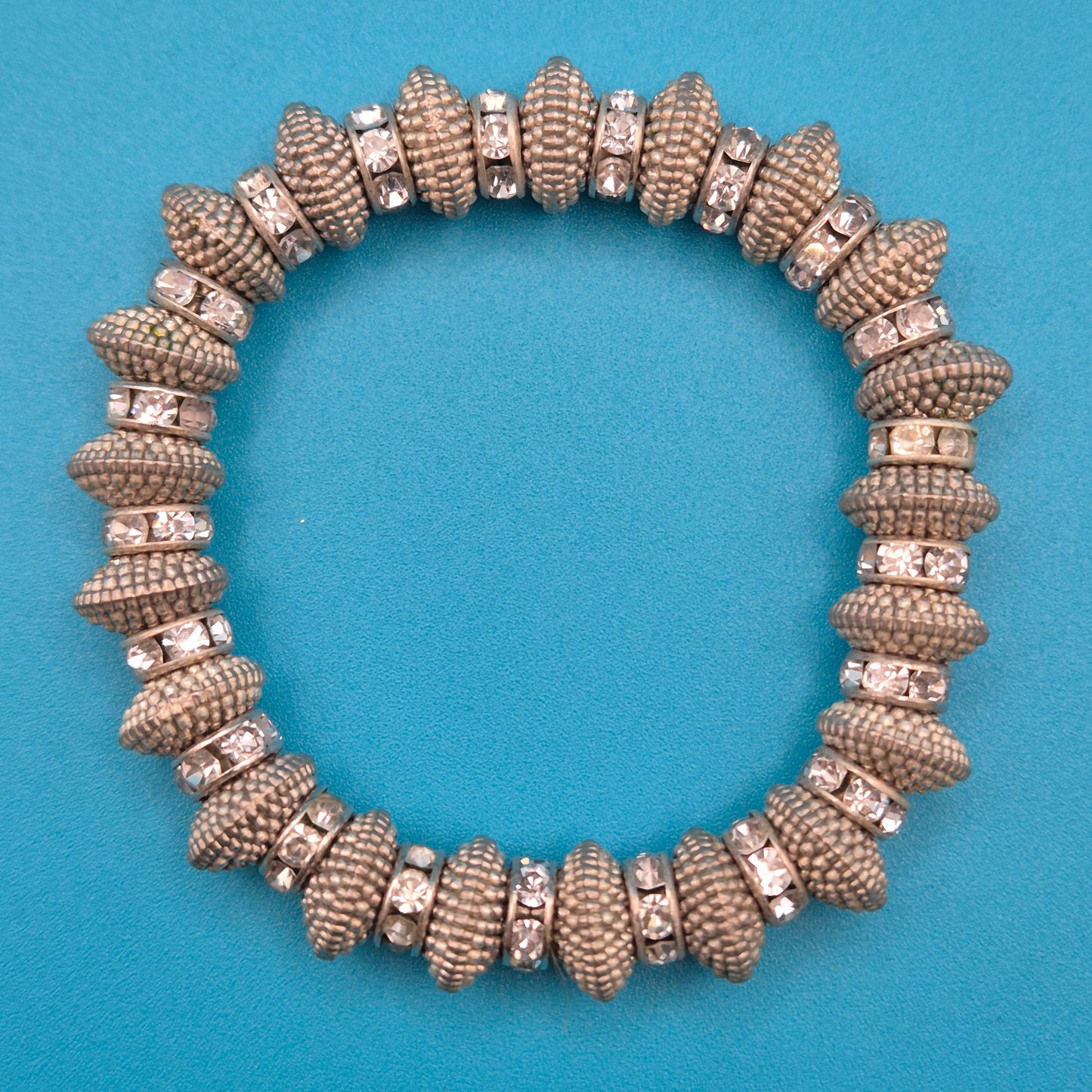Vintage Stretch-Armband mit strukturierten Perlen und Strass-Akzenten