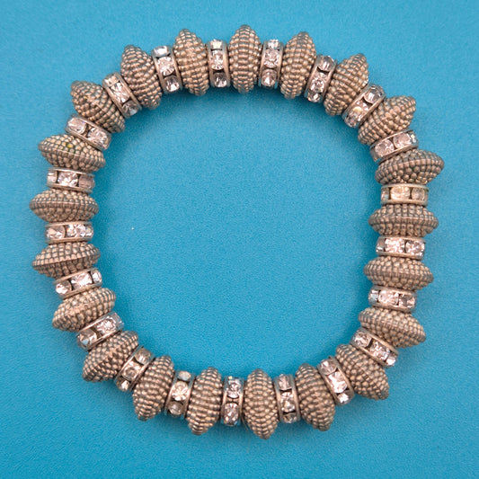 Vintage Stretch-Armband mit strukturierten Perlen und Strass-Akzenten