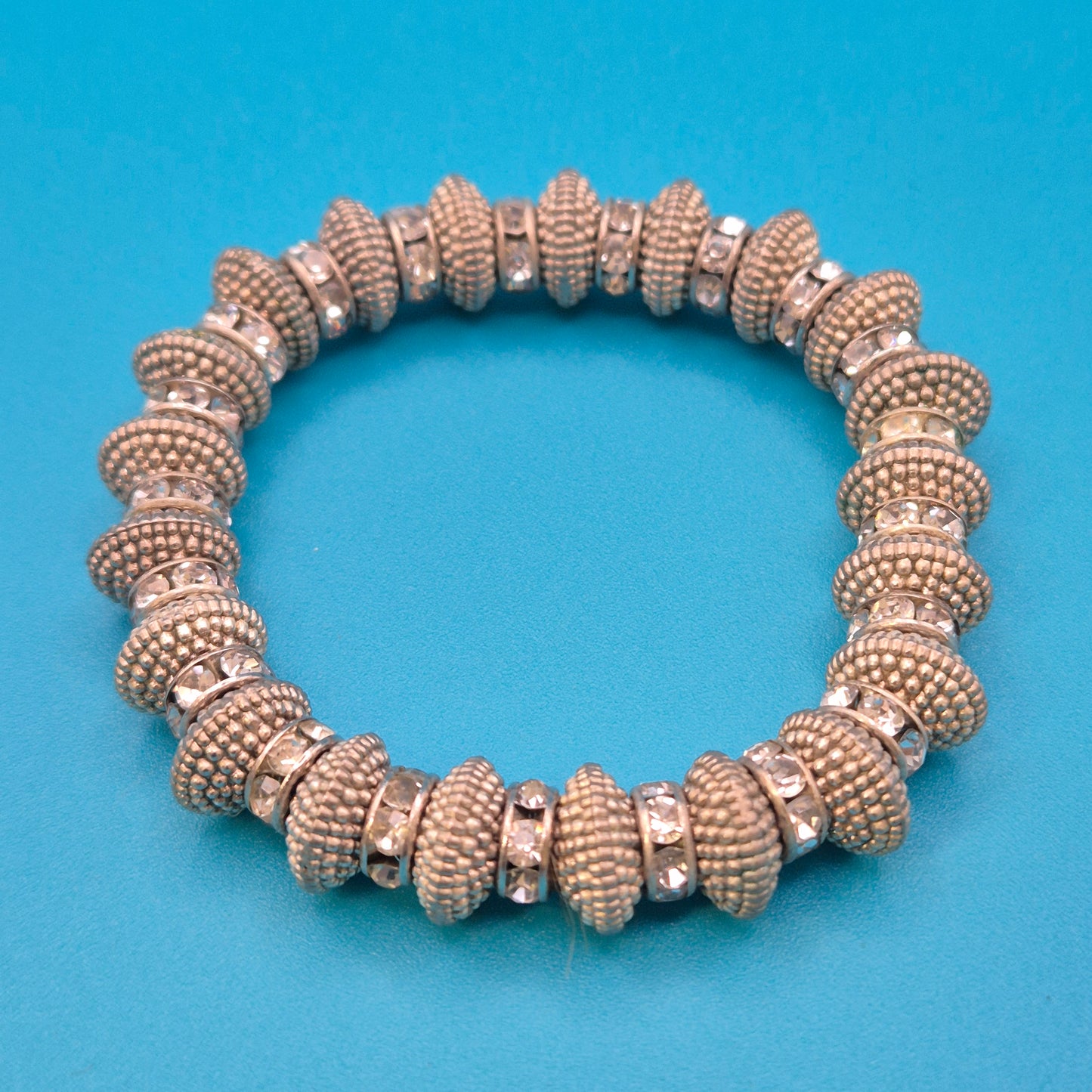 Vintage Stretch-Armband mit strukturierten Perlen und Strass-Akzenten