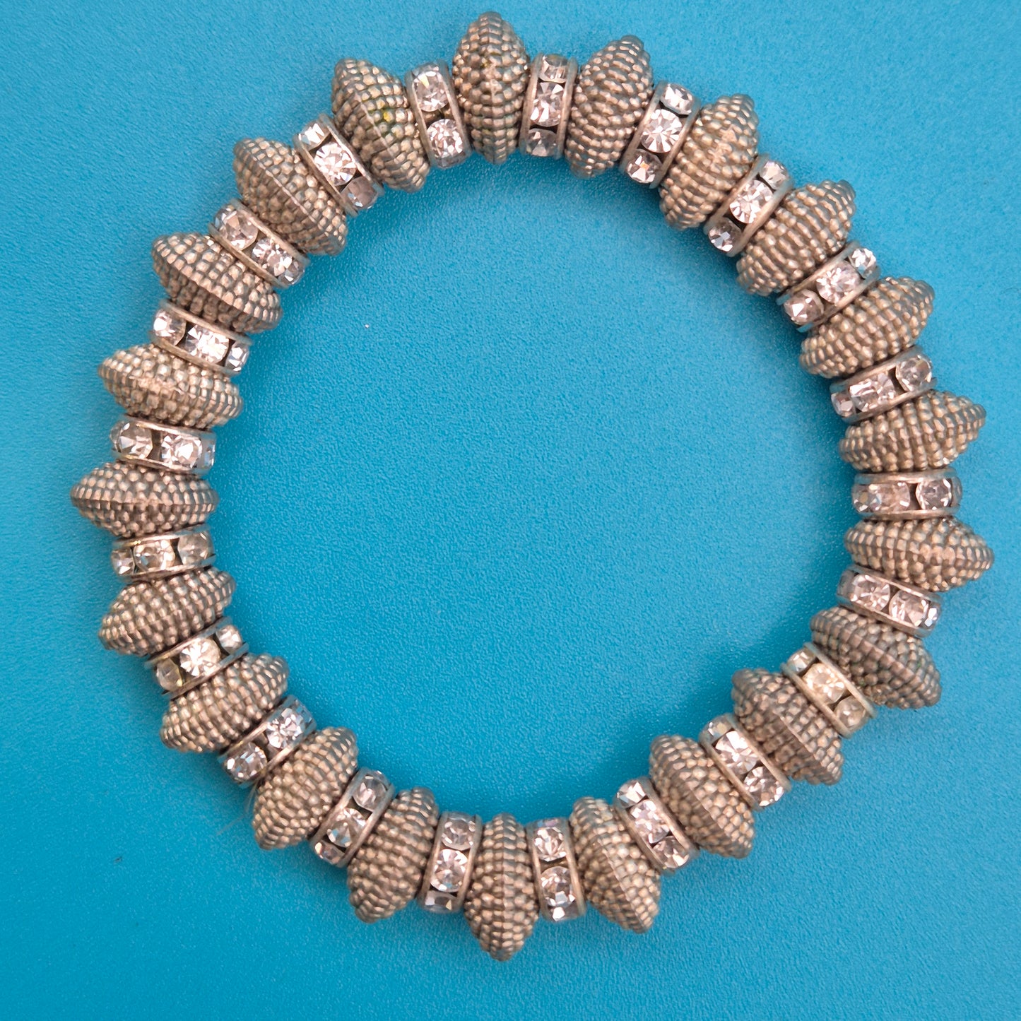 Vintage Stretch-Armband mit strukturierten Perlen und Strass-Akzenten