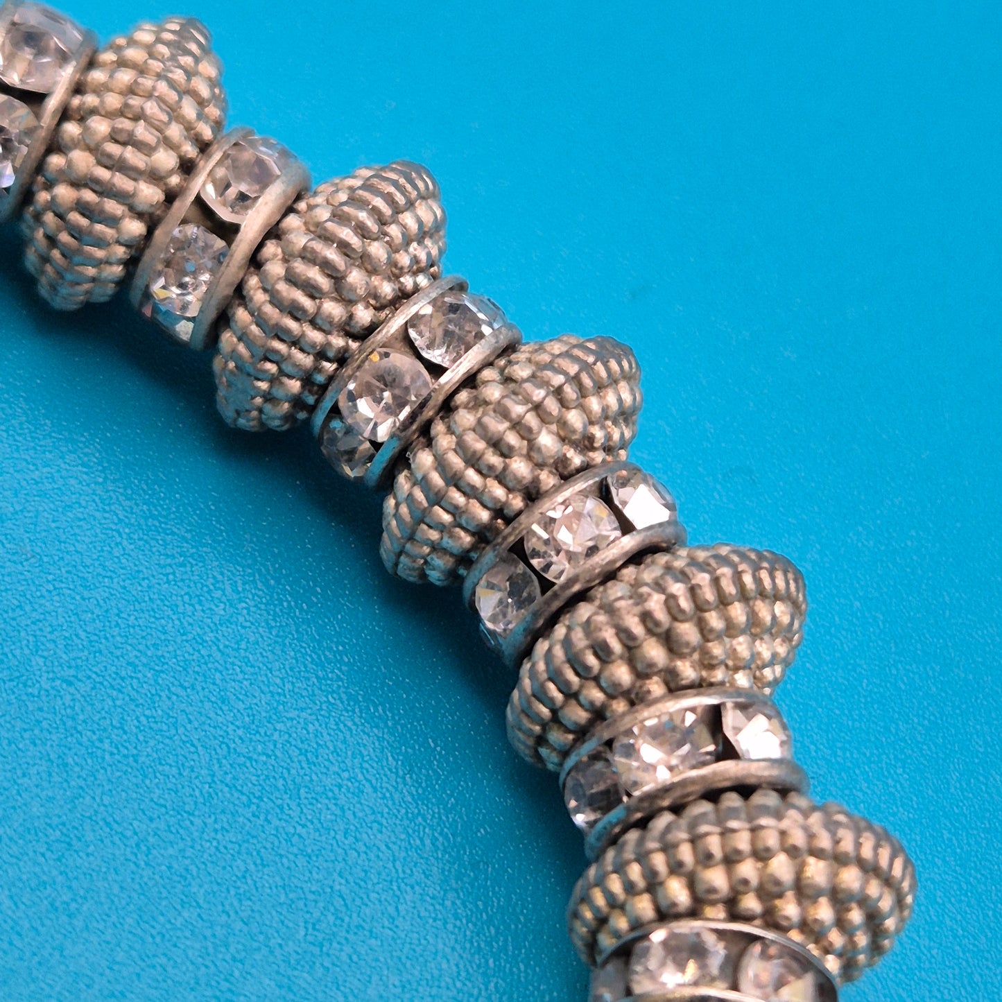 Vintage Stretch-Armband mit strukturierten Perlen und Strass-Akzenten