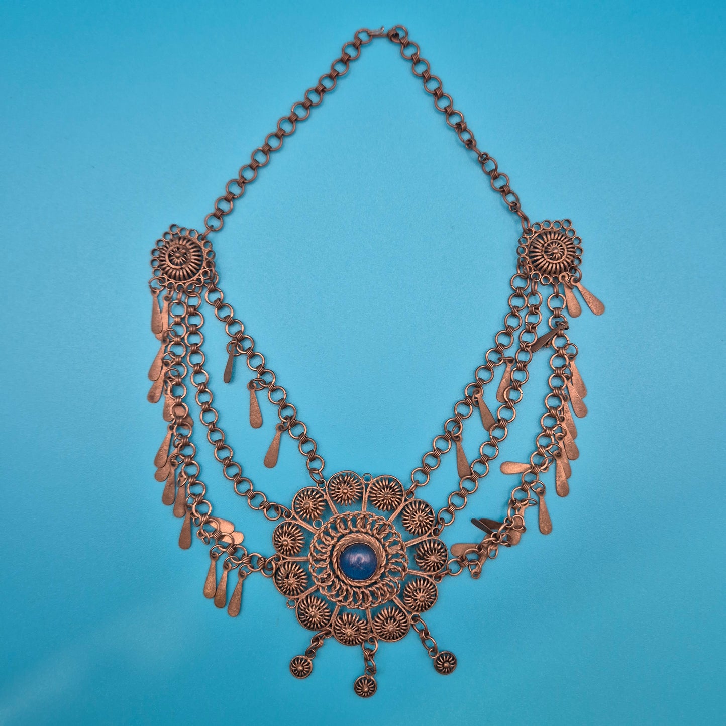Antike orientalische Statement-Kette mit blauem Cabochon und Filigran-Elementen