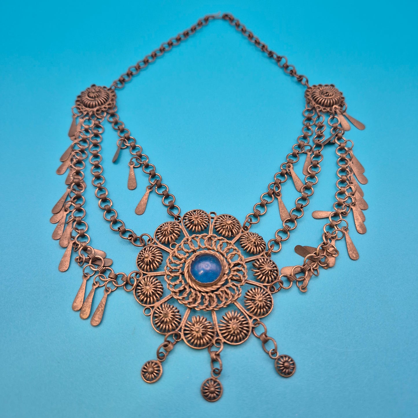 Antike orientalische Statement-Kette mit blauem Cabochon und Filigran-Elementen