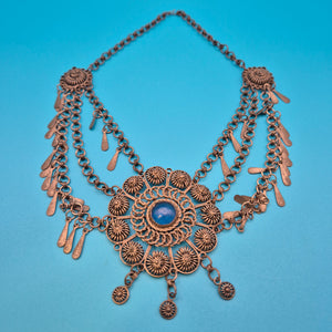 Antike orientalische Statement-Kette mit blauem Cabochon und Filigran-Elementen