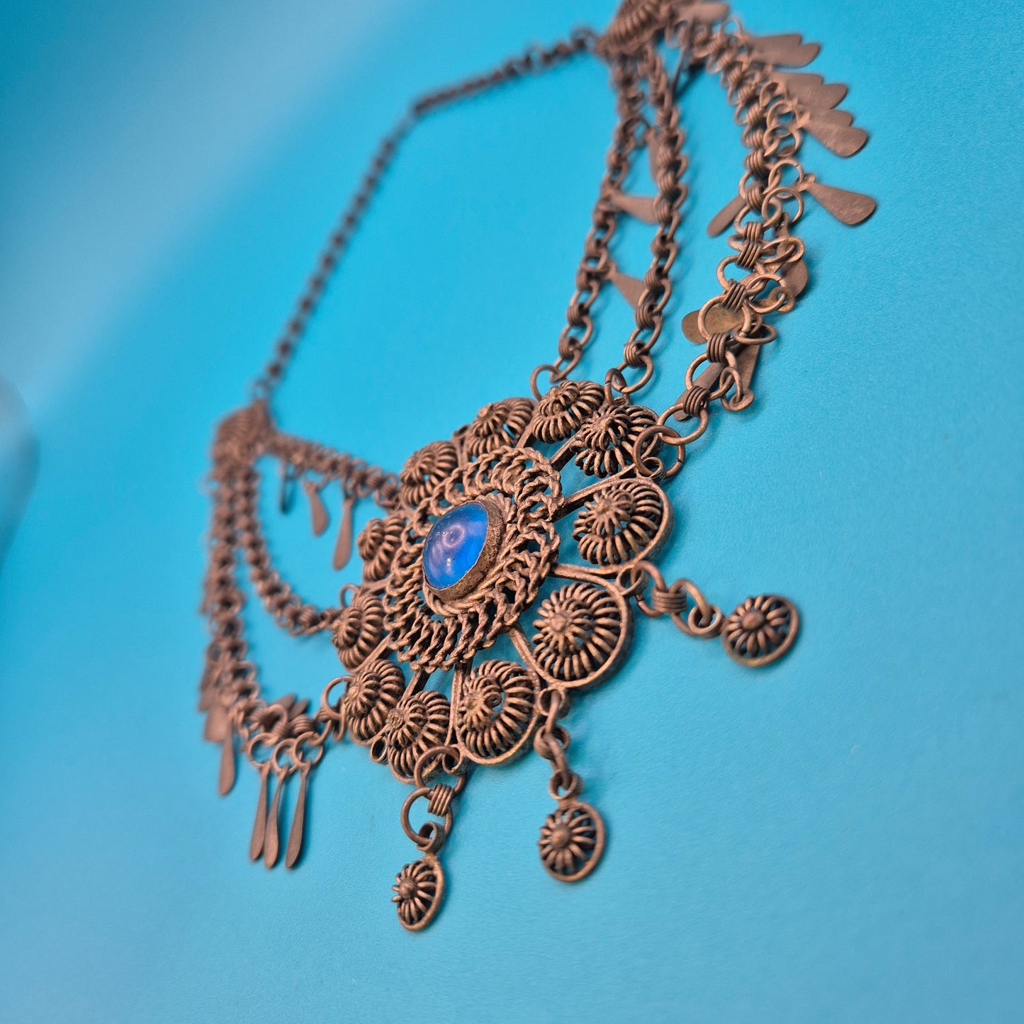 Antike orientalische Statement-Kette mit blauem Cabochon und Filigran-Elementen
