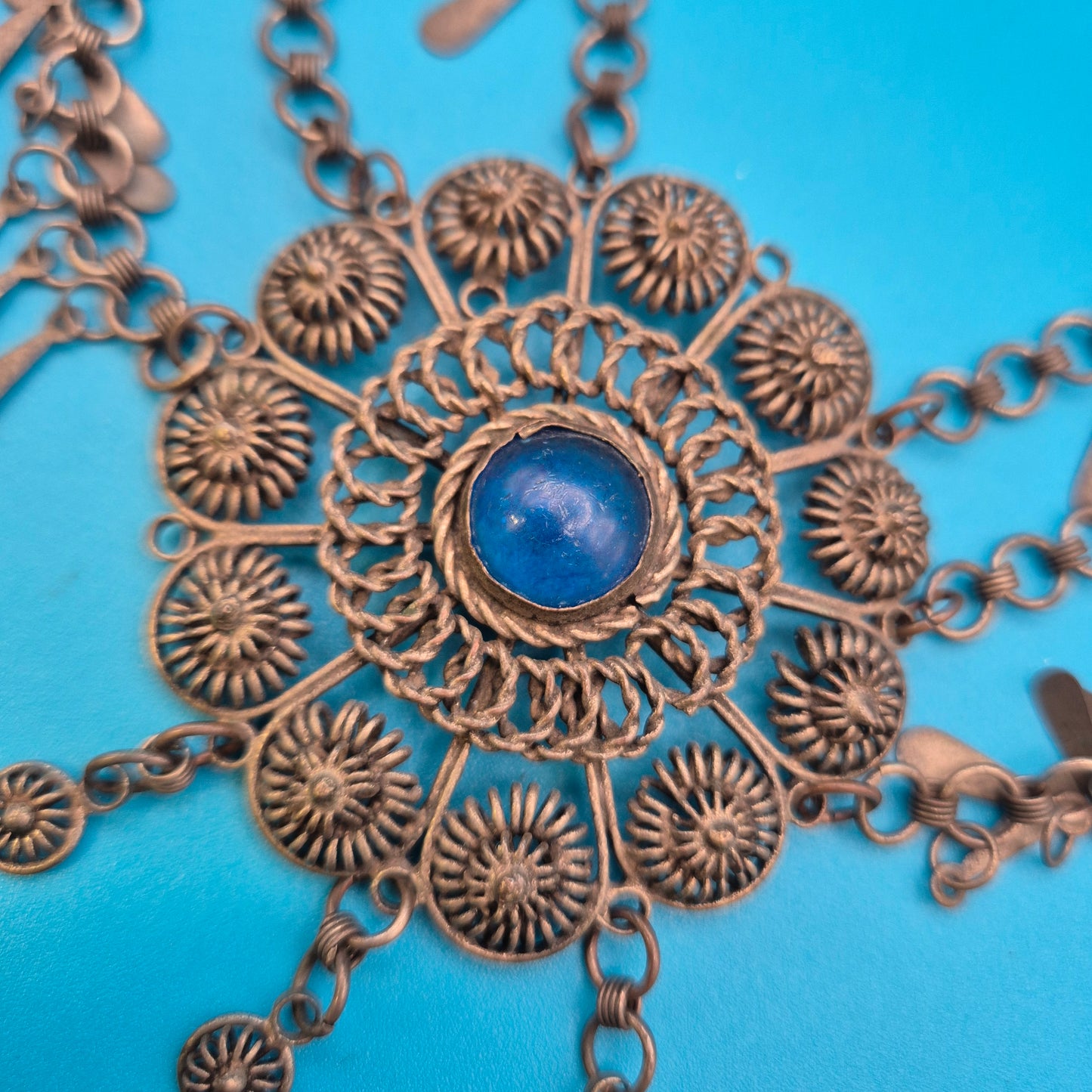 Antike orientalische Statement-Kette mit blauem Cabochon und Filigran-Elementen