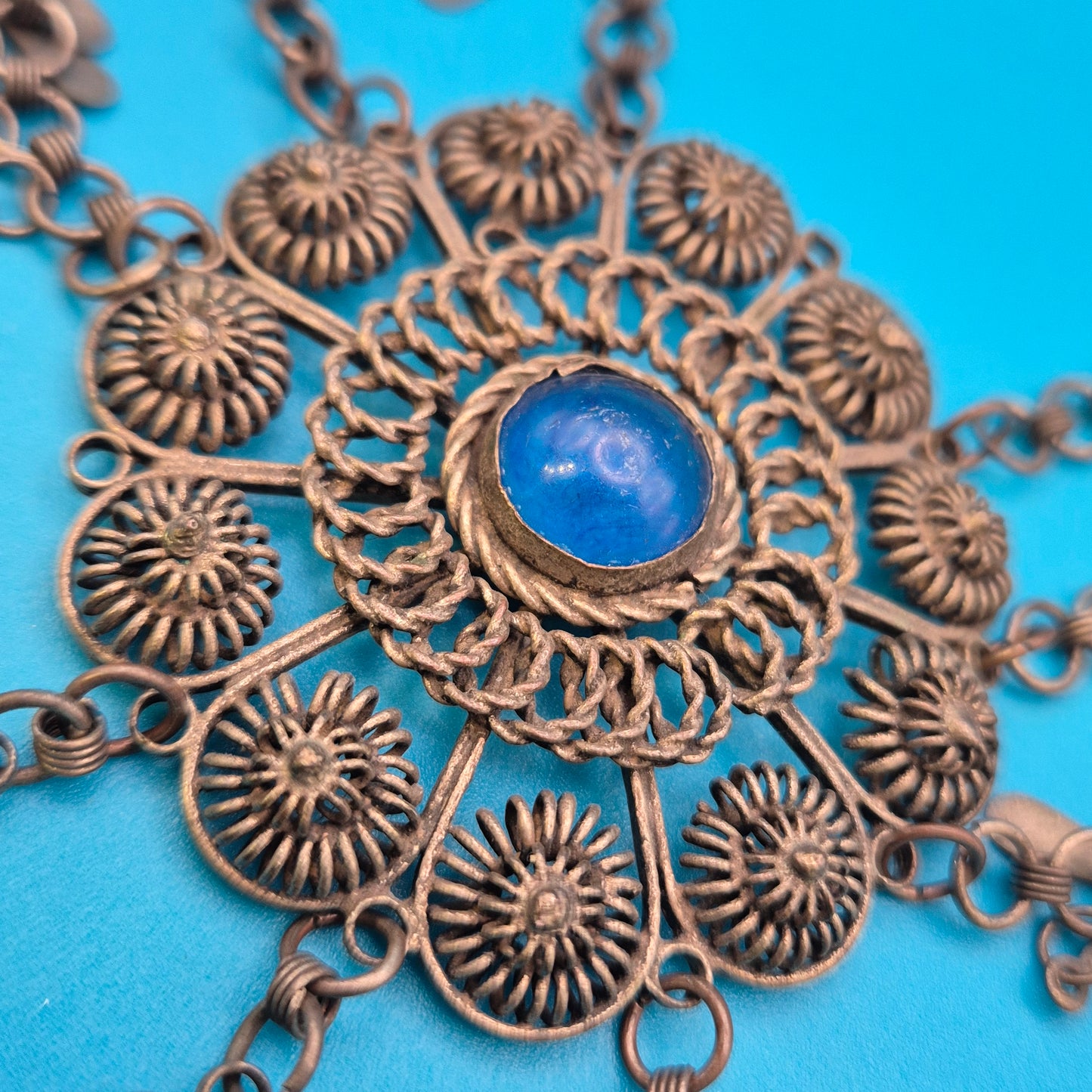 Antike orientalische Statement-Kette mit blauem Cabochon und Filigran-Elementen