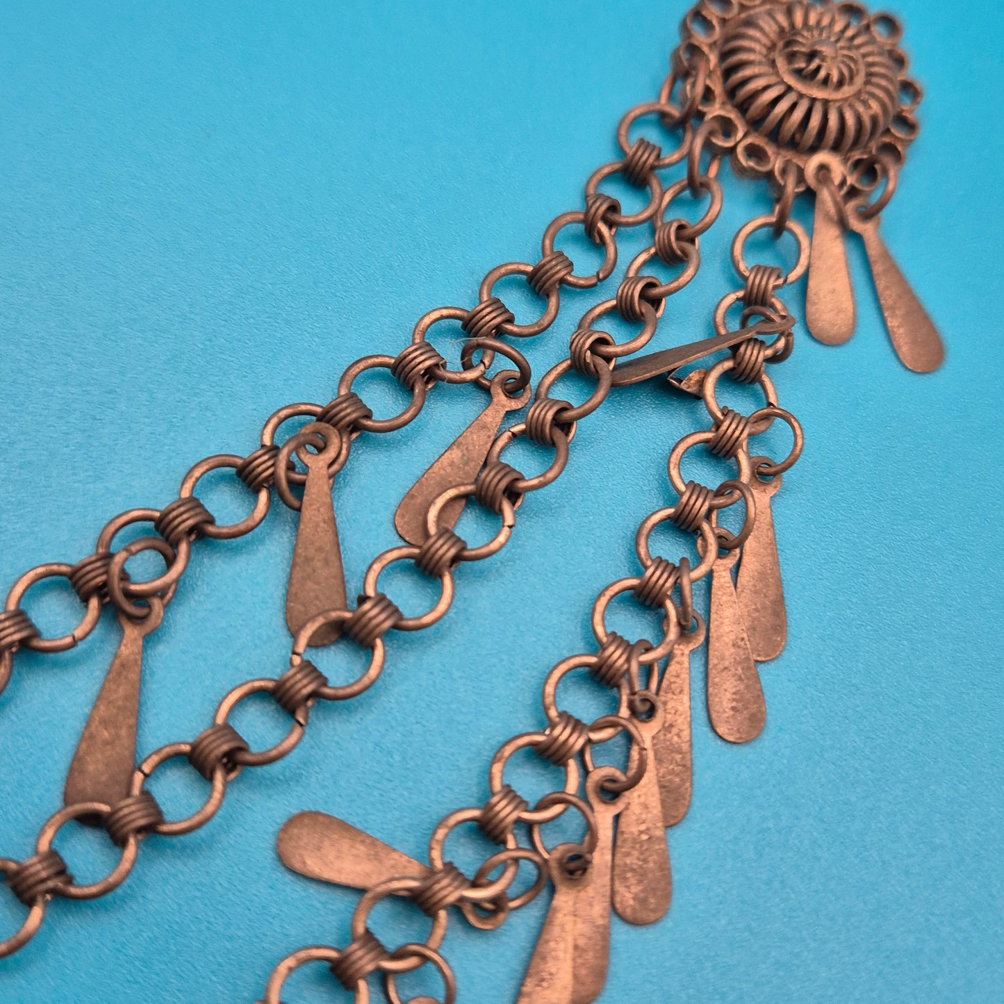 Antike orientalische Statement-Kette mit blauem Cabochon und Filigran-Elementen