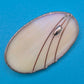 Vintage Glas Brosche Ovale Form mit Kupferdraht Applikation Irisierend