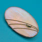 Vintage Glas Brosche Ovale Form mit Kupferdraht Applikation Irisierend