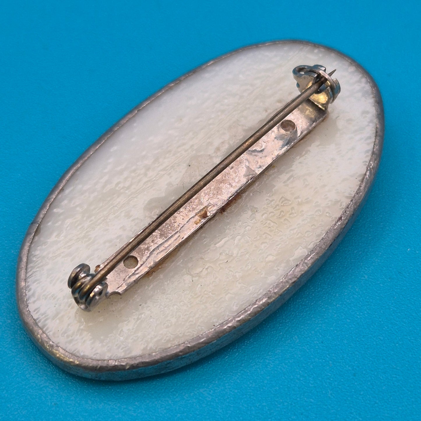 Vintage Glas Brosche Ovale Form mit Kupferdraht Applikation Irisierend